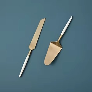 ชุดเซิฟเวอร์เค้กสแตนเลสสีเงินแบบพรีเมี่ยมทำจากโลหะ2ชิ้นพร้อมที่จับไม้ - Product Image 5