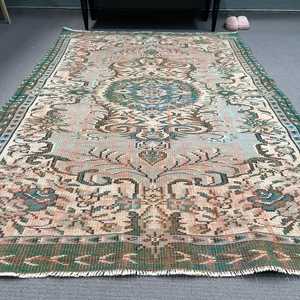 Alfombra Vintage de 4.8x7.4 pies, Alfombra Turca de Lana con Diseño Floral Verde y Rojo - Product Image 2