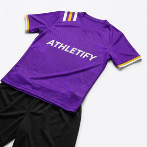 Kits de fútbol 2026 personalizados para hombres, camisetas de fútbol de tela transpirable y conjuntos de pantalones cortos para clubes, transpirables y sostenibles - Product Image 1