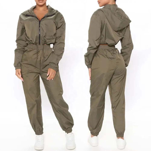 Conjunto Deportivo de 2 Piezas para Mujer con Logotipo Personalizado, Chaqueta Cortavientos Ligera con Cremallera Completa y Pantalones Jogger, Modelo 2026 - Product Image 1