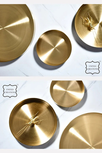 Plateau en cuivre à plat profond avec design uni fait à la main pour servir des plats à la maison et aux restaurants - Product Image 3