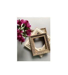 Cadre photo en bois décoratif ajoutant de l'élégance et de la personnalité aux murs de la chambre à coucher et du salon - Product Image 1