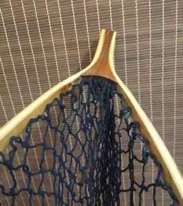 Pas cher Prix En Bois Pêche À La Mouche Truite Épuisette Avec Naylon Et Filet À Mailles Et Long Crochet Élastique De Suspension - Product Image 4