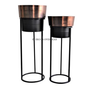 Jardinières de forme ronde en métal plaqué or de vente chaude très exigeantes avec support enduit de poudre de couleur noire fournitures pour la maison et le jardin - Product Image 4