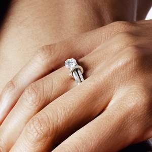 Belle bague d'éternité Moissanite en or massif 10 carats deux tons liés connecteur à emboîtement bague de déclaration cadeau femme luxueuse - Product Image 3