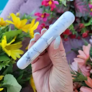 Varita de Masaje de Cristal de Howlita Natural Tallada y Grabada, Pulida y Lisa, para Sanación con Reiki, Equilibrio de Chakras y Relajación - Product Image 4