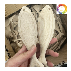 Estatuilla de madera tallada en pescado, adorno de juguete de madera para decoración de habitación de niños o exhibición de pared hecha a mano en estilo de tema costero - Product Image 1