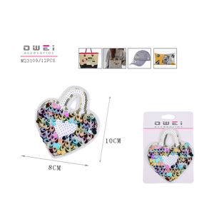 Patch d'habillement en forme de coeur dans le style de sac - Product Image 1