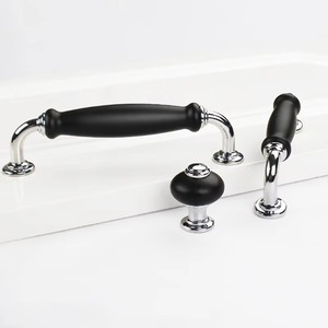 Poignée et bouton élégants en argent avec un design artistique en résine pour portes en bois, idéal pour les maisons, les villas, les bureaux et les intérieurs modernes - Product Image 3