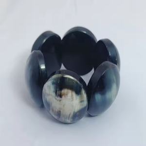 Brazalete Cuerno Brazaletes de cuerno hechos a mano Natural Elegante y único por Artesanías de media luna - Product Image 4