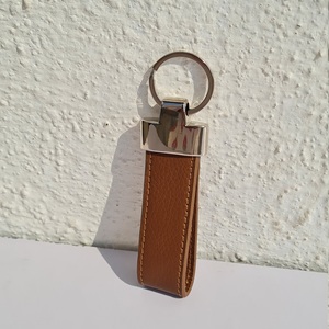 Porte-clés en cuir PU de style classique fait à la main avec porte-clés en acier inoxydable et argent - Product Image 2