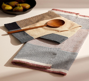 Serviette de cuisine en coton crème avec une délicate vigne florale rose et un bord bleu. Disponible à prix de gros. - Product Image 4