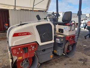 Rouleau vibratoire à double tambour Dynapac CC1250 2023 U4967 disponible avec pompe à roulement moteur et composants de base du moteur - Product Image 2