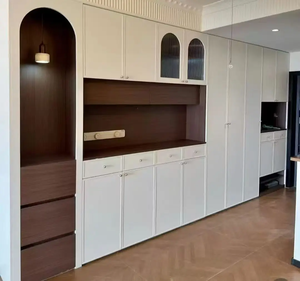 Mueble de Entrada Minimalista con Puertas de Vidrio Arqueadas, Acabado en Madera, Almacenamiento Oculto Diseño moderno para muebles del hogar. Restaurante - Product Image 1