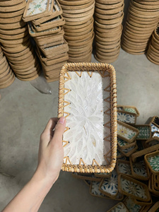 Plateau en rotin incrusté de nacre, design coquillage tressé pour service domestique, Vietnam par 99 Gold Data - Ms Violet - Product Image 5