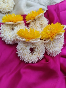 Gajra main fleur artificielle jaune blanc avec perles mariage indien Haldi Mehndi bijoux, bracelet floral demoiselle d'honneur - Product Image 5