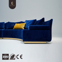 Canapé sectionnel incurvé de luxe sur mesure, alternative au dupe, avec tissu bleu riche et base dorée, options de revêtement personnalisées