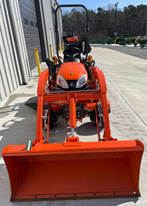 Tracteur compact diesel Kubota BX1880 d'occasion, 18 CV, 2/4 roues motrices, avec chargeur frontal, lame de 54 pouces, 132 heures de fonctionnement, à vendre. - Product Image 3