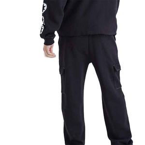 Tela premium de alta densidad con diseños gráficos únicos en relieve 3D para un chándal con estampado urbano. - Product Image 5