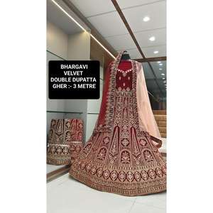 Velours Lehenga Choli le plus vendu pour les occasions indiennes et pakistanaises festives brodées avec des détails perlés de travail de fil d'Inde - Product Image 6