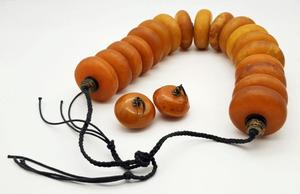 Collier de perles de résine personnalisé de luxe fabriqué à la main de qualité supérieure poli magnifique collier artisanal de perles de résine de mode pour les femmes - Product Image 5