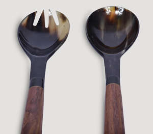 Ensemble de cuillère et de fourchette de service en corne de buffle noire de luxe avec manches en bois pour la présentation élégante de salades, de fruits et de plats, vente en gros - Product Image 3
