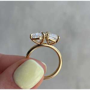 Anillo de Compromiso Toi Et Moi con Certificado IGI con Diamantes Cultivados en Laboratorio con Corte Pera en Oro Amarillo Sólido de 14/18 Quilates para Mujer - Product Image 2
