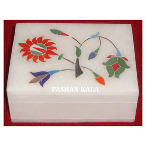 Hermoso mármol blanco hecho a mano con súper acabado y caja de almacenamiento de joyería con incrustaciones de flores de forma Rectangular pulida suave - Product Image 1