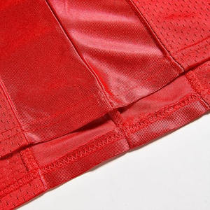 Camisetas de fútbol en blanco en la parte delantera y trasera, perfectas para agregar números, logotipos o nombres de equipos. - Product Image 5