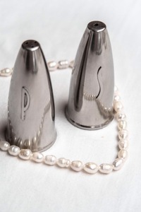 Salero y Pimentero Decorativo de Latón con Acabado Elegante, Perfecto para Decoración del Hogar y Uso Funcional en la Mesa - Product Image 6