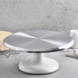 Soportes de aluminio hechos a mano para pasteles con bordes ornamentados e ideales para agregar un toque de lujo a su presentación de postre - Product Image 3