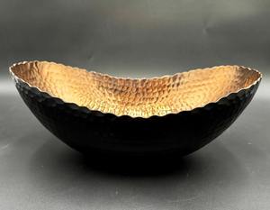 Bol de service noir et or, décoration d'intérieur de luxe et vaisselle pour les célébrations et la présentation des repas, fabriqué à la main en Inde - Product Image 1