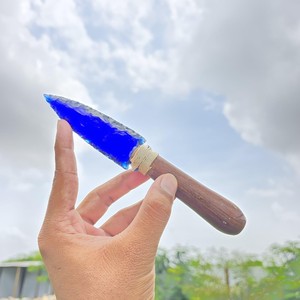 มีดปลายลูกศรแกะสลักจากหินออบซิเดียนสีน้ำเงิน งานฝีมือคุณภาพพรีเมียม สำหรับตกแต่งแท่นบูชา จากคัมบัต อินเดีย โดยมุนธา อาเกต เอ็กซ์พอร์ต - Product Image 3