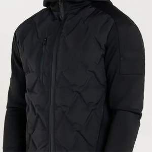 Veste hybride matelassée Chevron noire-Style sportif avec manches en néoprène, design à capuche, fermetures à glissière durables et coupe moderne - Product Image 5