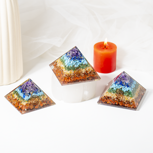 Vente en gros de pyramides d'orgone 7 chakras avec pointe de cristal pour la guérison, la méditation et la décoration - Product Image 3