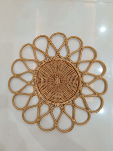 จานหวายทรงกลมหลากสีทำด้วยมือมีดีไซน์ดอกไม้ยกระดับแท่นชาร์จหวายหลากสีสำหรับรับประทานอาหารของคุณ - Product Image 6