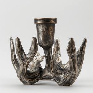 Portavelas de cuerno de aluminio elegante con detalles grabados ornamentados artesanales diseñados para interiores decorativos - Product Image 1