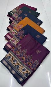 Saree en soie Dola avec de beaux imprimés floraux avec un sari lourd avec une bordure - Product Image 3