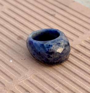 Bague en pierres précieuses de sodalite naturelle sculptée à la main Bague de déclaration Bijoux en pierres précieuses de sodalite à facettes Bijoux de style unique - Product Image 4