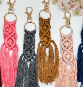 Llavero Minimalista de Moda - Clip de Macramé - Regalo - Llavero de Macramé Hecho a Mano para Damas de Honor - Product Image 2