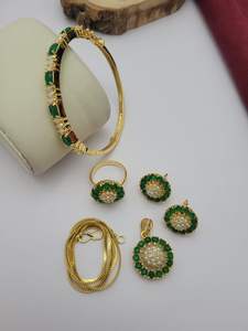 Elegante colgante de perlas con cadena, pulsera y anillos, conjunto combinado para mujeres y niñas, joyería atemporal para ocasiones especiales y regalos - Product Image 6