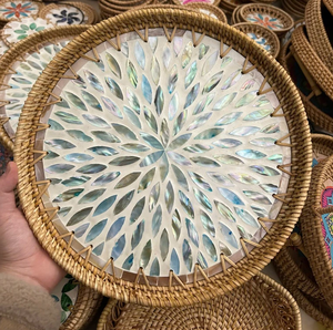 Plateau artisanal en rotin avec des coquillages et de la nacre pour la décoration de la maison et une utilisation fonctionnelle - Product Image 4