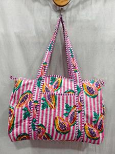 Sac de voyage sportif de luxe en coton durable à grande capacité, imprimé floral en blocs, matelassé, fait à la main - Product Image 4