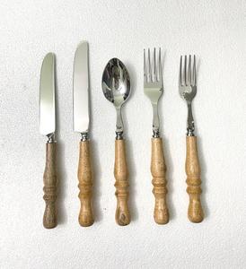 Ensemble de couverts cuillère, fourchette et couteau en bois naturel avec boîte cadeau, acier inoxydable 304 avec manche en bambou - Product Image 1