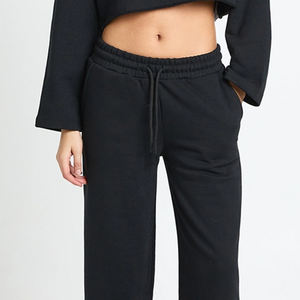 Survêtement tendance pour femme, design polyvalent adapté à diverses occasions décontractées, avec sweat-shirt court surdimensionné pour une coupe décontractée. - Product Image 3