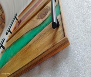 Planche à découper et plateau de service en bois d'acacia premium, écologique, épaisseur 2 cm, plateau d'art en résine double face avec support à poignée, design personnalisable pour - Product Image 3