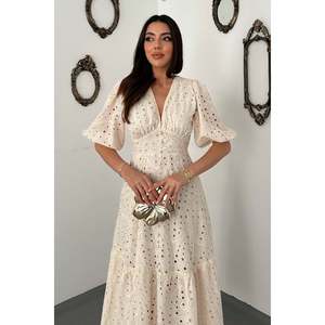Robe blanc cassé avec détails en dentelle froncée et broderies. - Ecru - Product Image 4