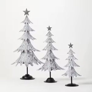Sapin de Noël élégant en métal pour centre de table, décoration de fête à domicile avec des motifs métalliques complexes et des détails festifs - Product Image 6