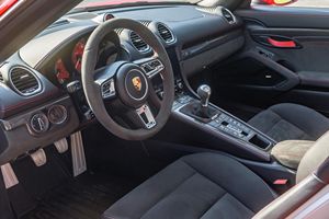 Porsche 718 Boxster Spyder Usado 2023 ~3,800 Millas, Transmisión Manual de 6 Velocidades, Motor de 4.0 Litros Flat-6, Color Rojo Guardias - Product Image 2
