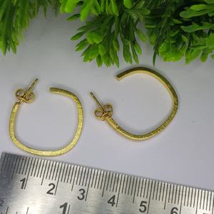 Pendientes de Aro Elegantes Hechos a Mano en Plata de Ley 925 con Baño de Oro de 18K para Mujer |   Joyería de Fiesta con un Estilo Único - Product Image 4